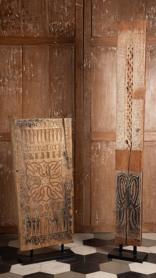 PAINEL DE MADEIRA ENTALHADA