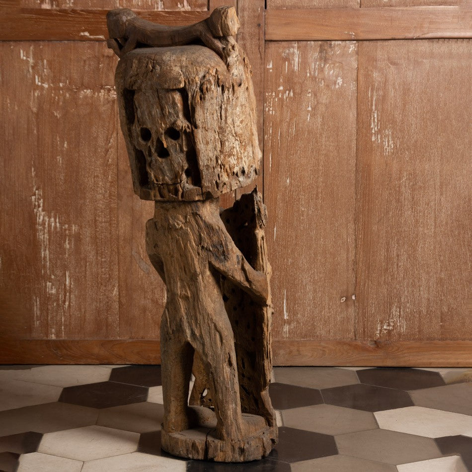 ESCULTURA FIGURA EM MADEIRA