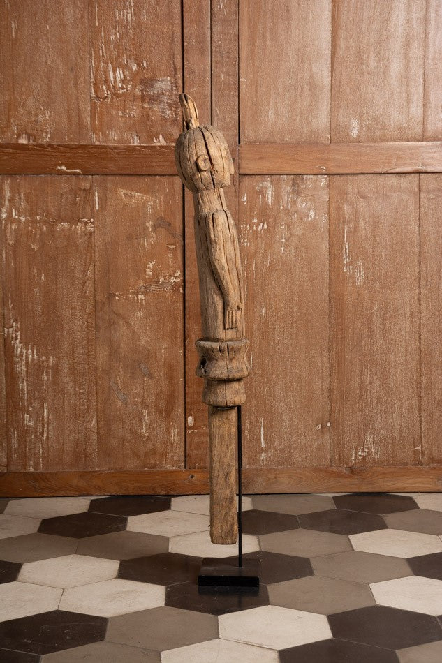 ESCULTURA FIGURA EM MADEIRA