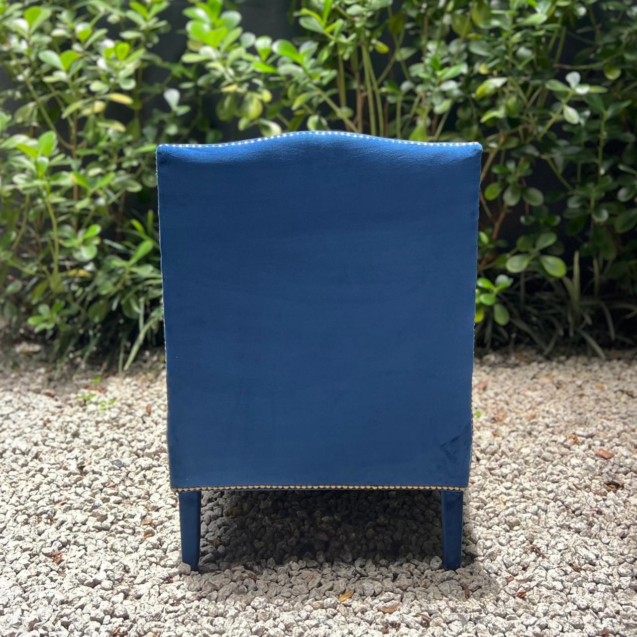 POLTRONA VELUDO AZUL COM VIVO