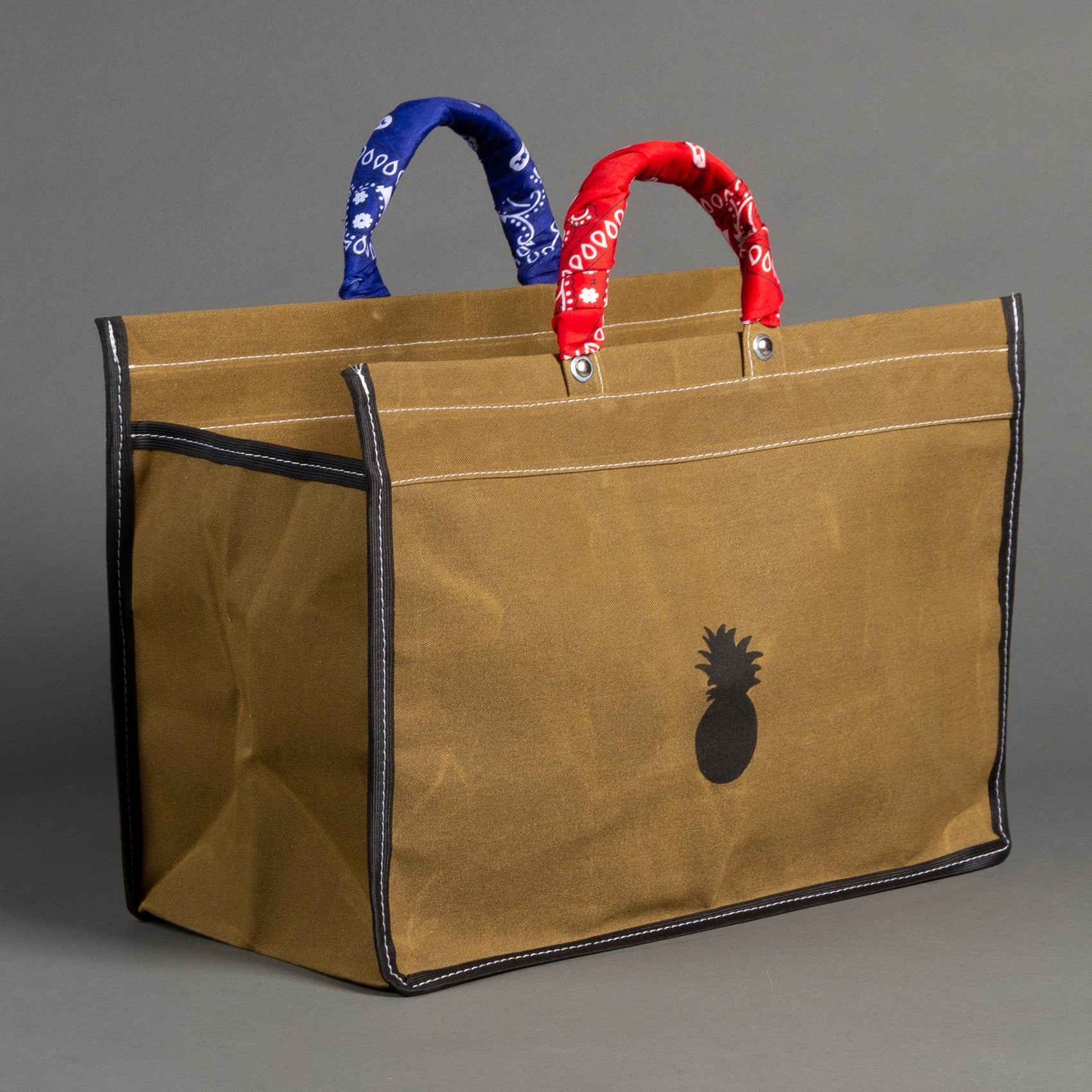 SACOLA DE LONA COM BANDANAS SORTIDAS - CAQUI