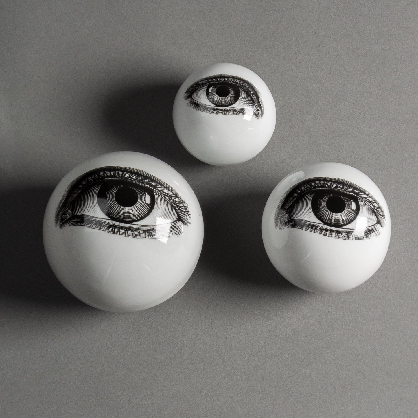 ESCULTURA ESFERA OLHO P