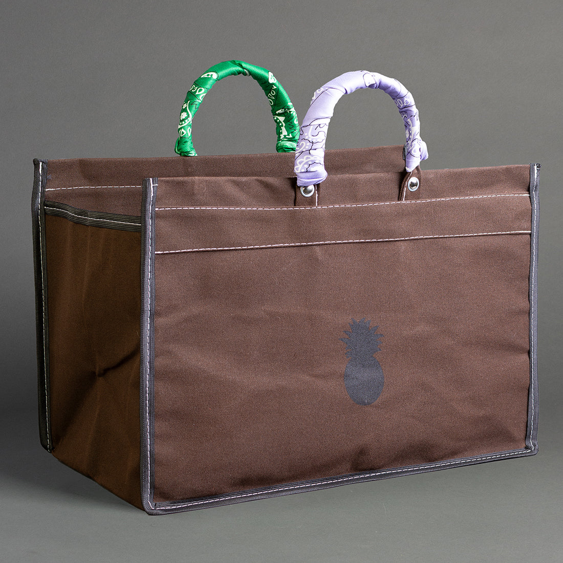 SACOLA DE LONA COM BANDANAS SORTIDAS - MARROM CHOCOLATE