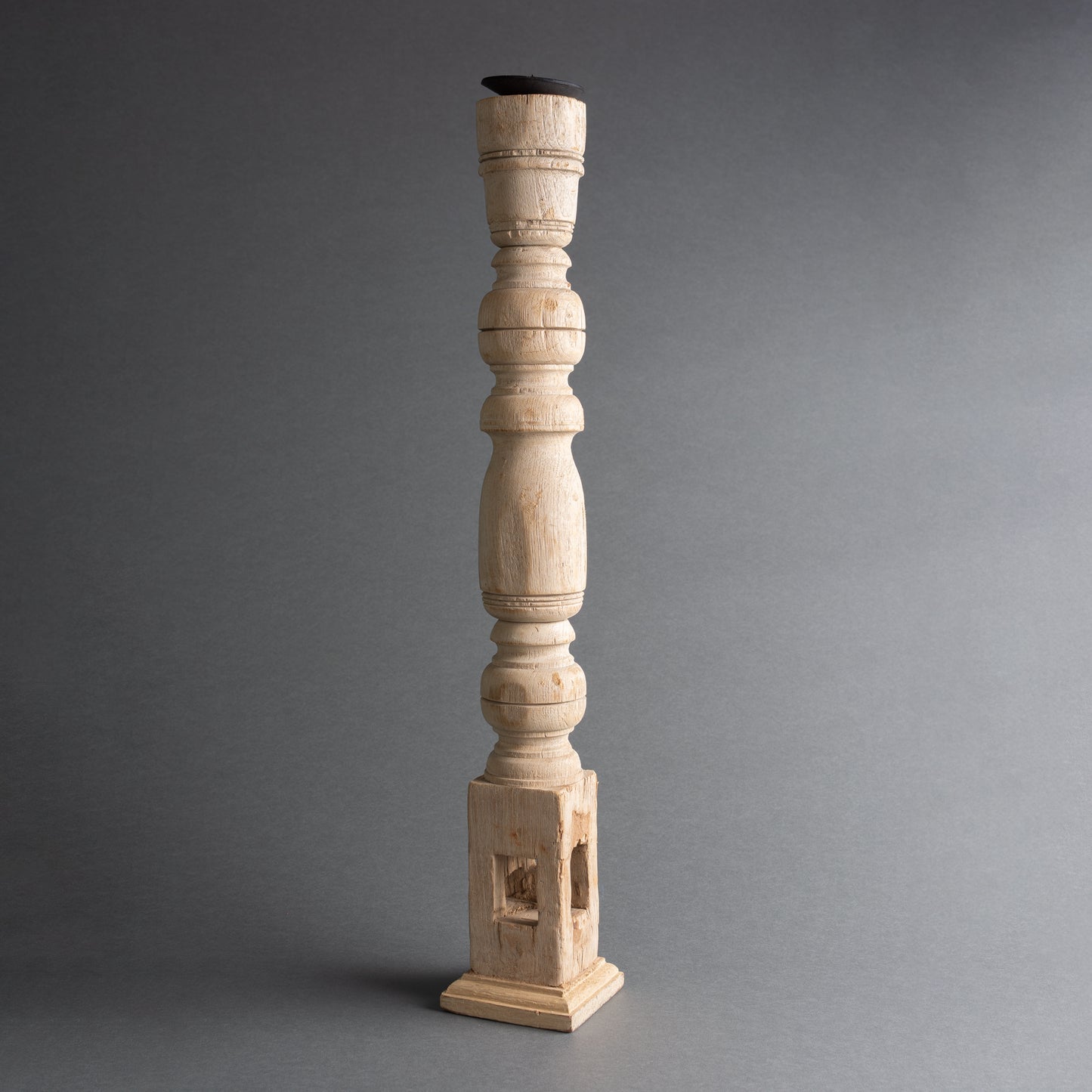 CASTIÇAL DE MADEIRA ENTALHADO