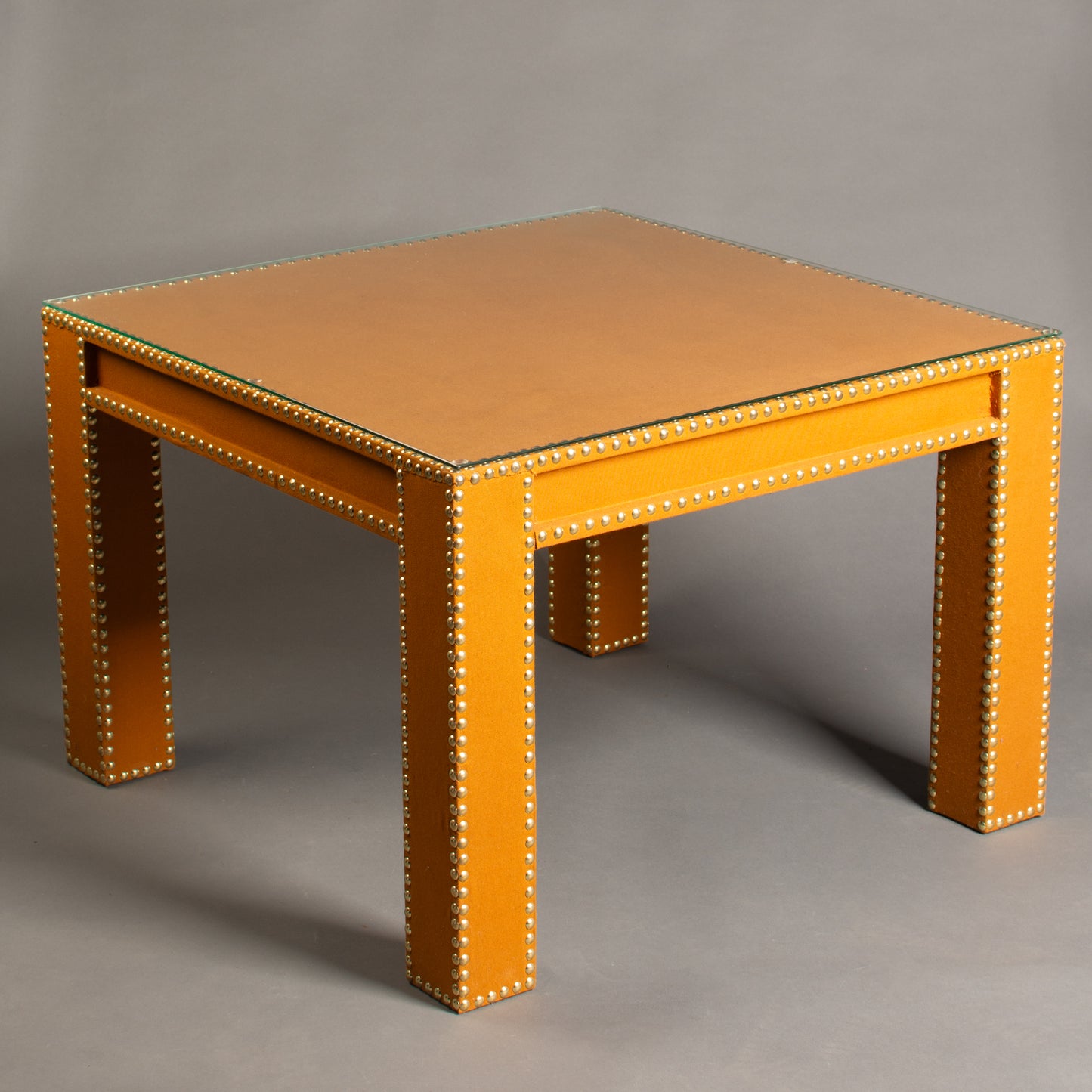 MESA QUADRADA TECIDO E TACHAS