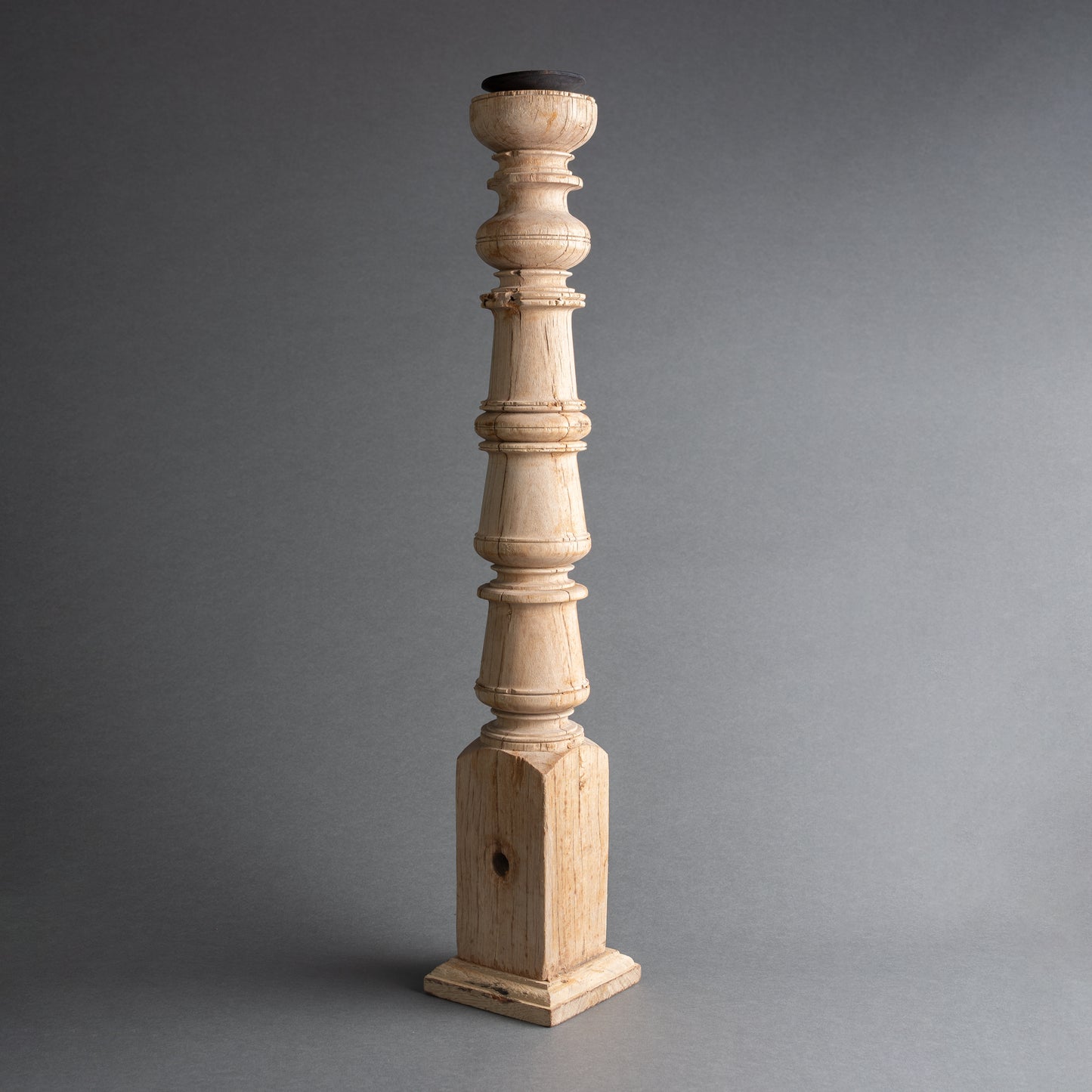 CASTIÇAL DE MADEIRA ENTALHADO