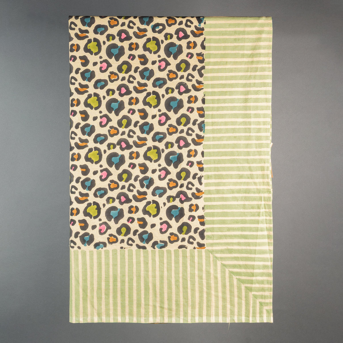 TOALHA DE MESA LEOPARDO COLORE