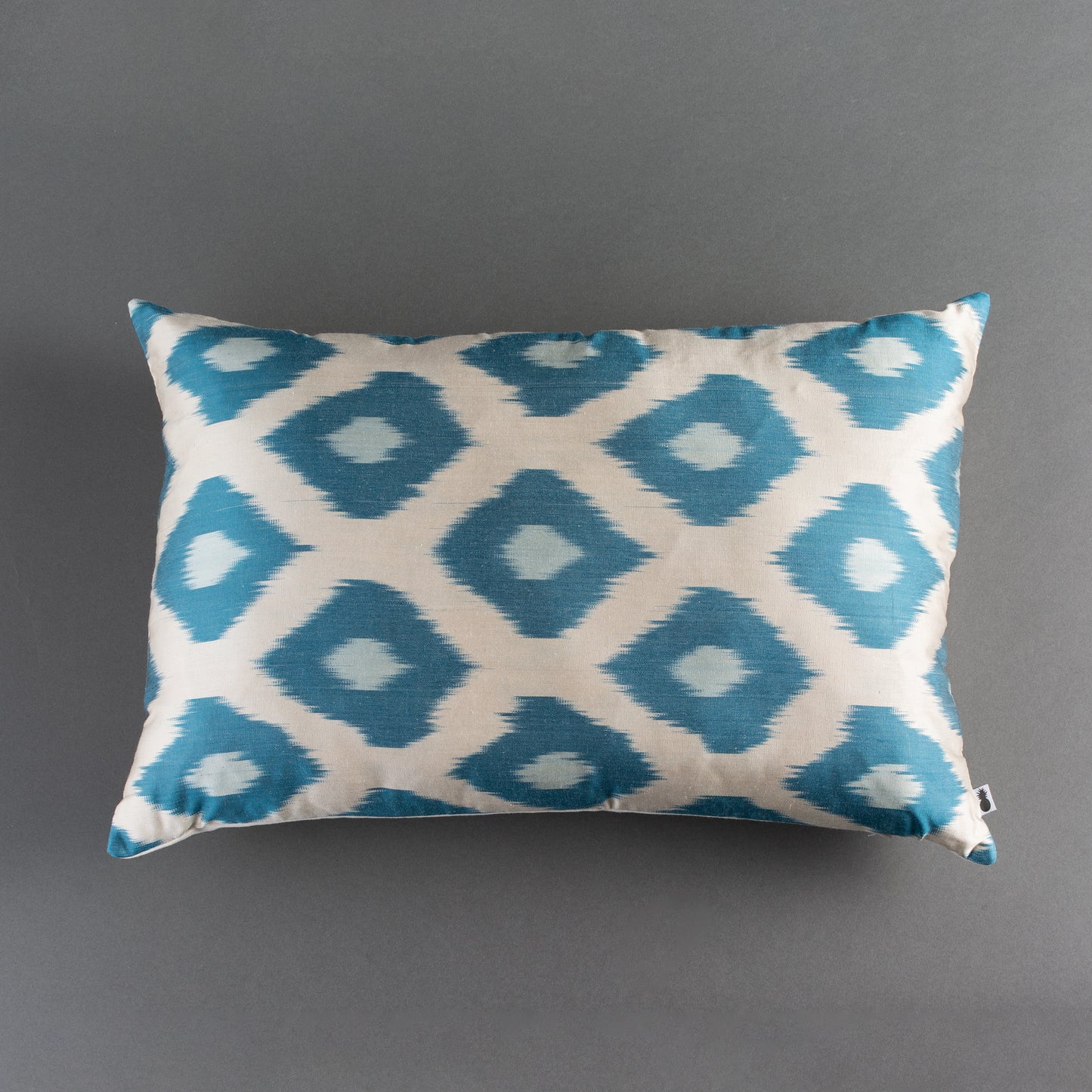 ALMOFADA IKAT DE SEDA IMPORTADA 60X40CM
