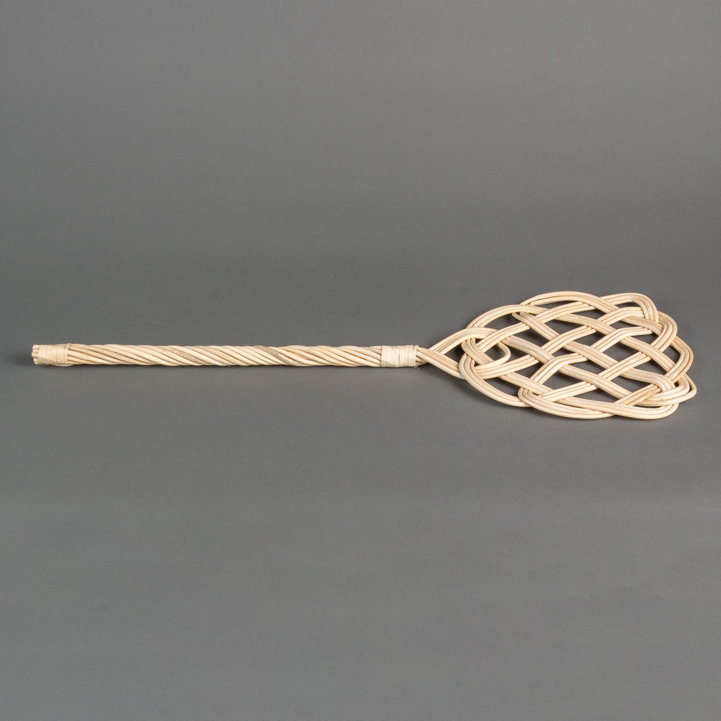 BATEDOR DE TAPETE DE RATTAN