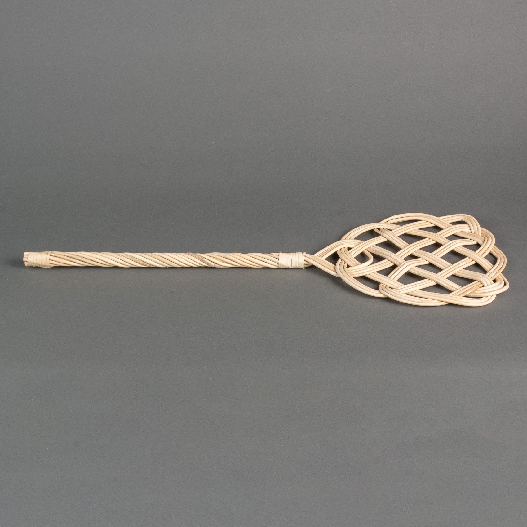 BATEDOR DE TAPETE DE RATTAN
