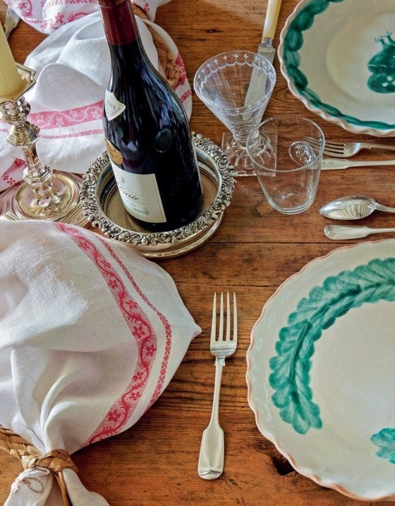 LIVRO THE WORLD AT YOUR TABLE: INSPIRING TABLETOP DESIGNS