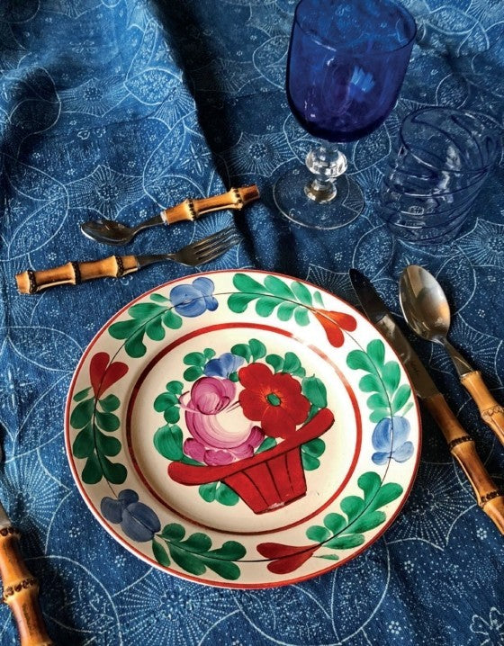 LIVRO THE WORLD AT YOUR TABLE: INSPIRING TABLETOP DESIGNS