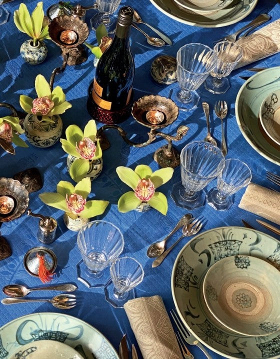 LIVRO THE WORLD AT YOUR TABLE: INSPIRING TABLETOP DESIGNS