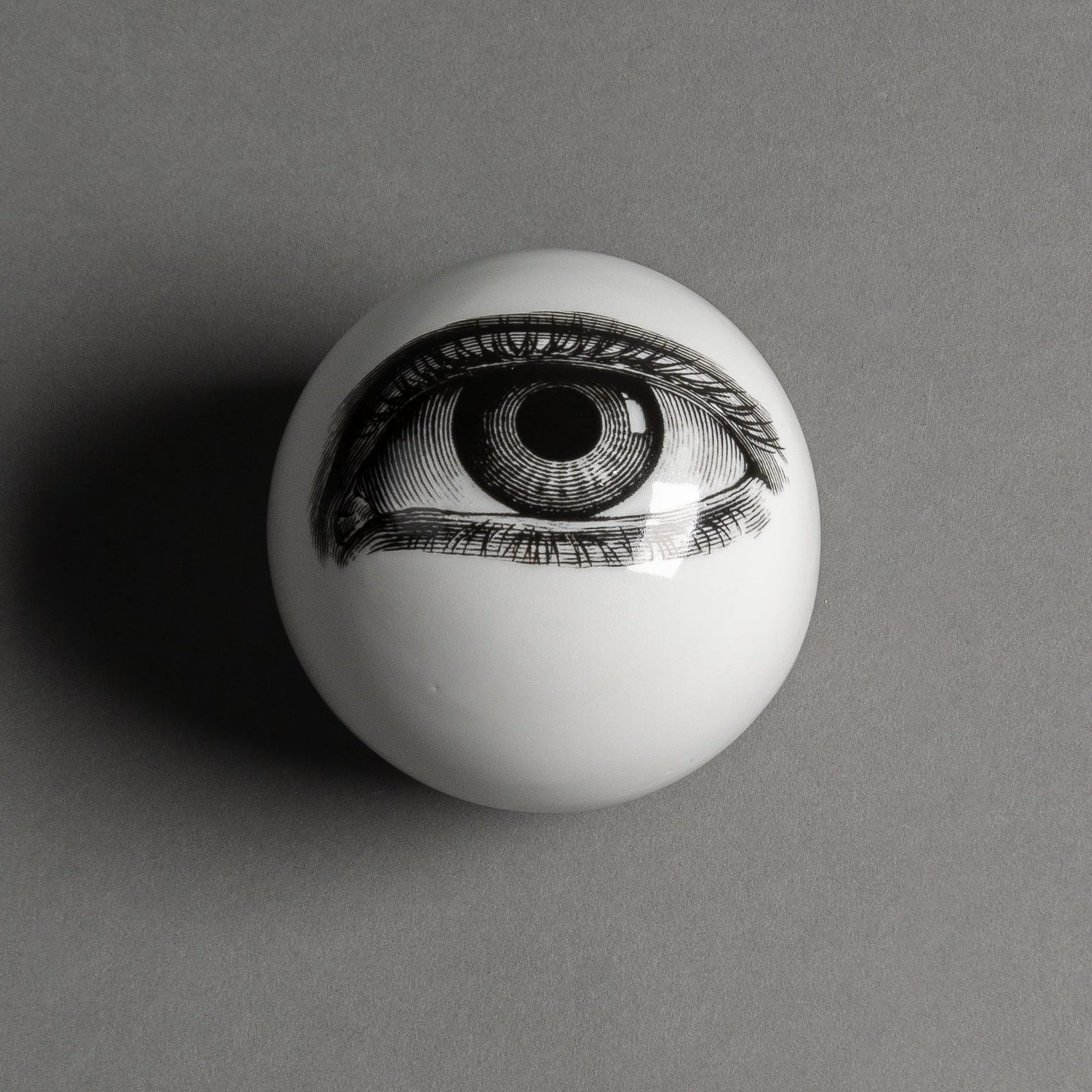 ESCULTURA ESFERA OLHO P