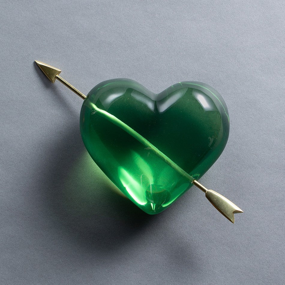 ESCULTURA CUORE VERDE COM FLECHA
