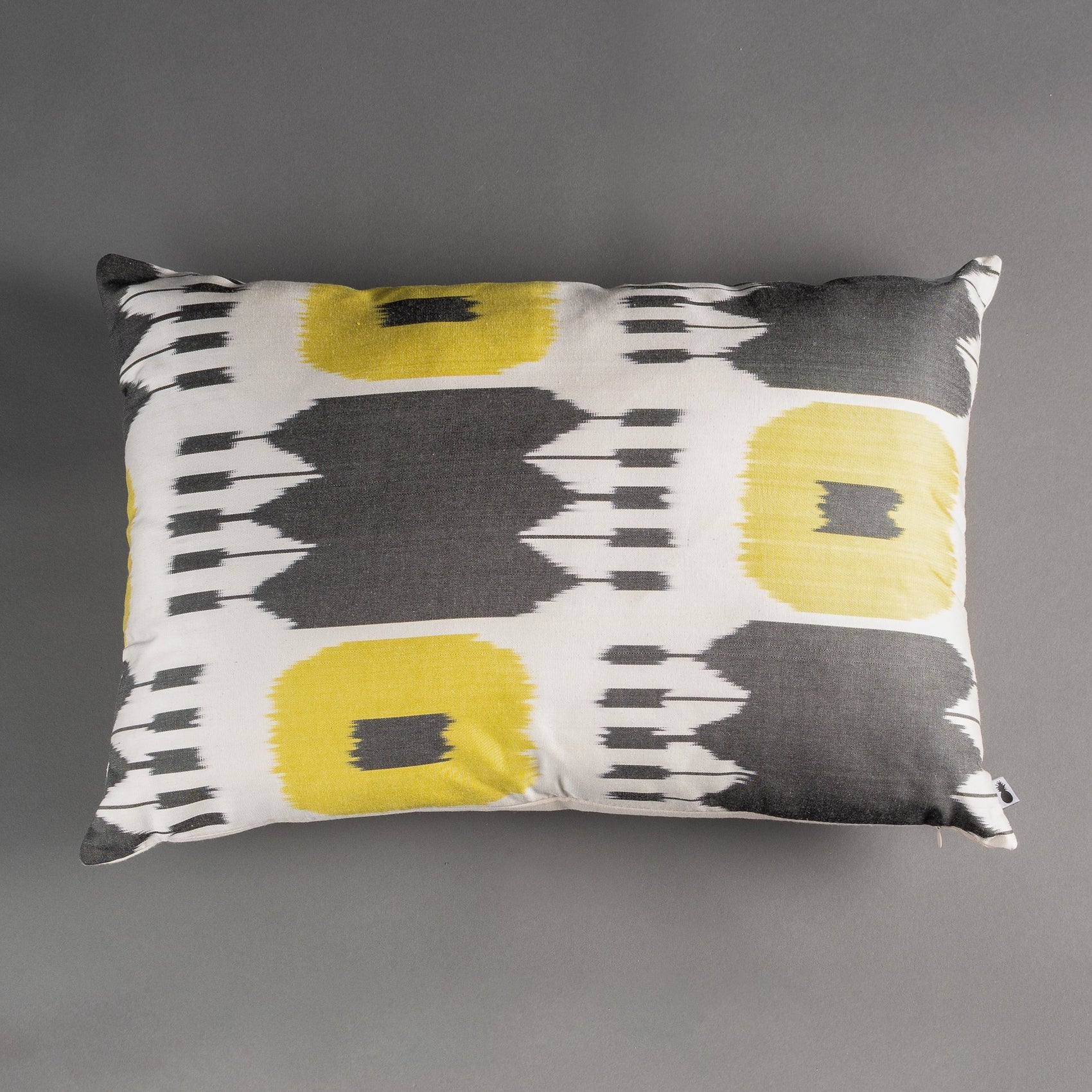 ALMOFADA IKAT DE SEDA IMPORTADA 60X40CM