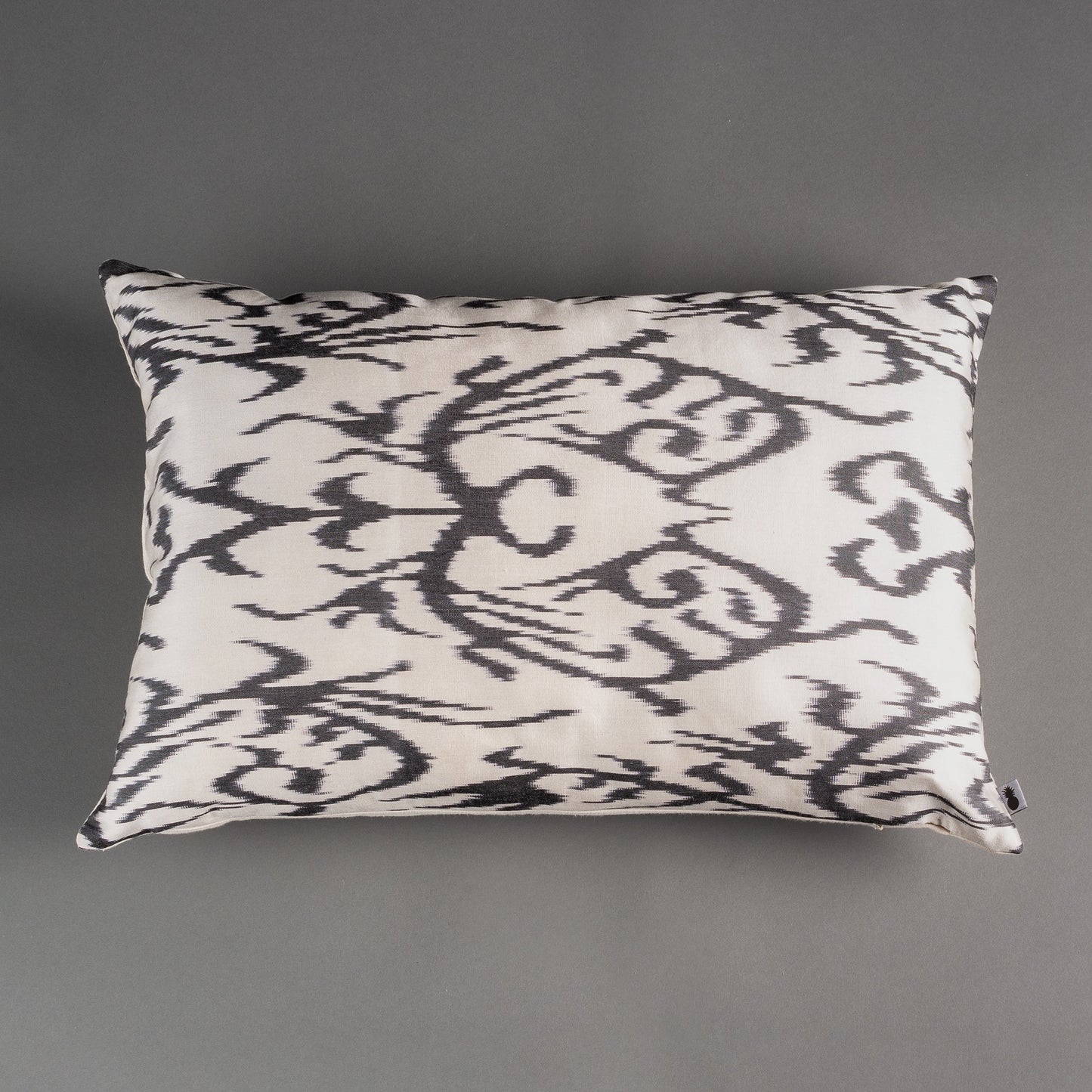 ALMOFADA IKAT DE SEDA IMPORTADA 60X40CM