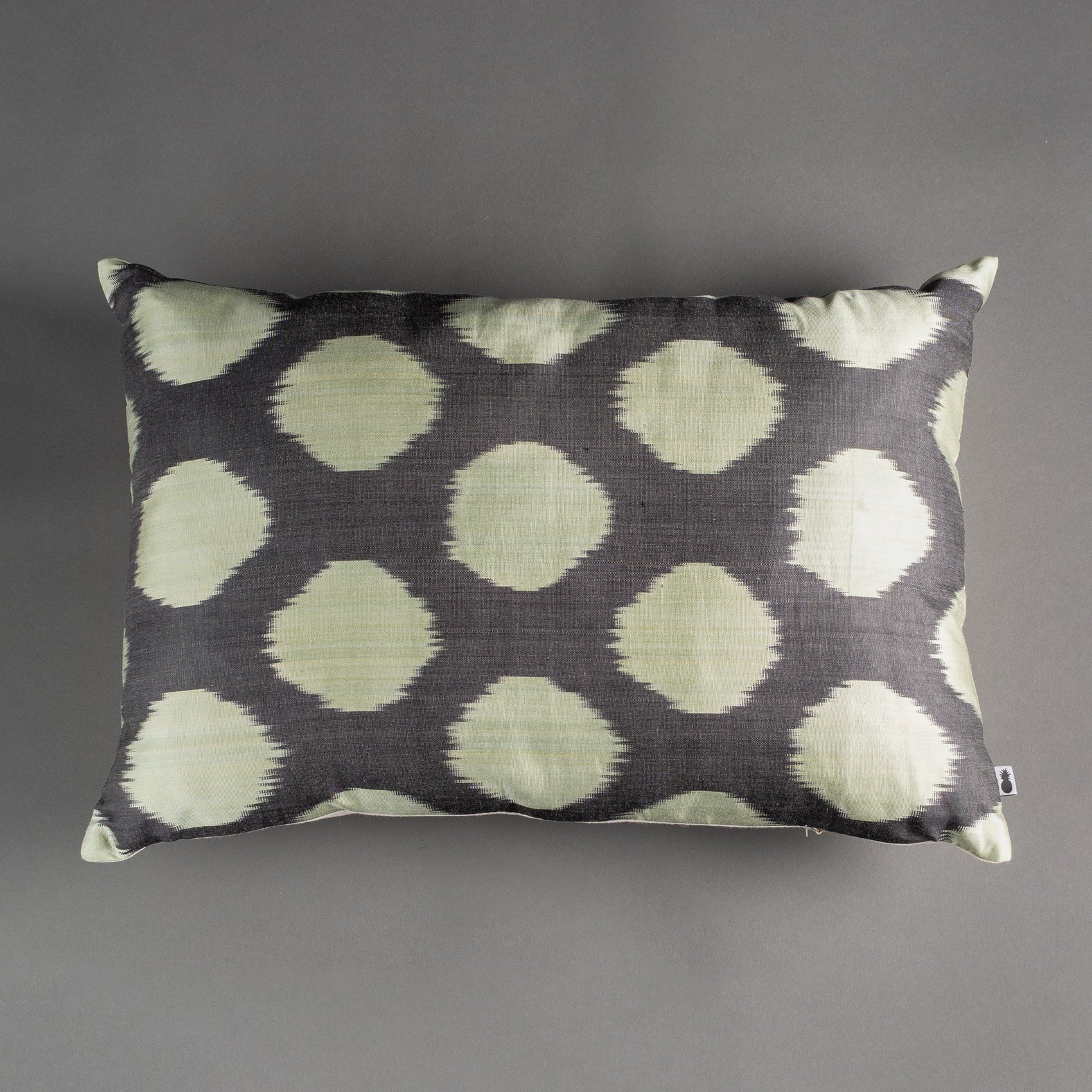 ALMOFADA IKAT DE SEDA IMPORTADA 60X40CM