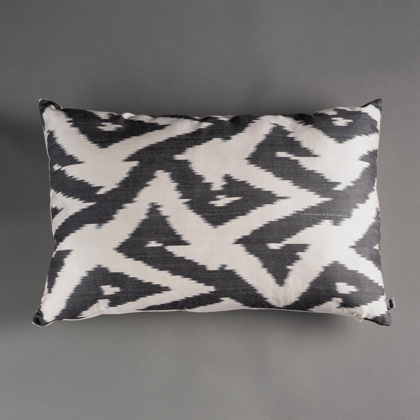 ALMOFADA IKAT DE SEDA IMPORTADA 60X40CM