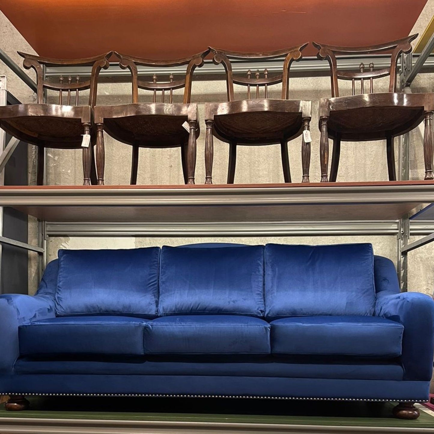 SOFÁ VELUDO BLU E TACHAS DOURADAS