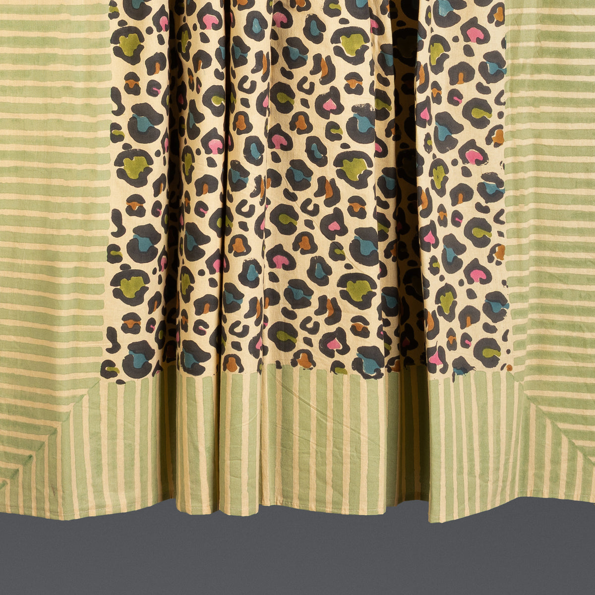 TOALHA DE MESA LEOPARDO COLORE