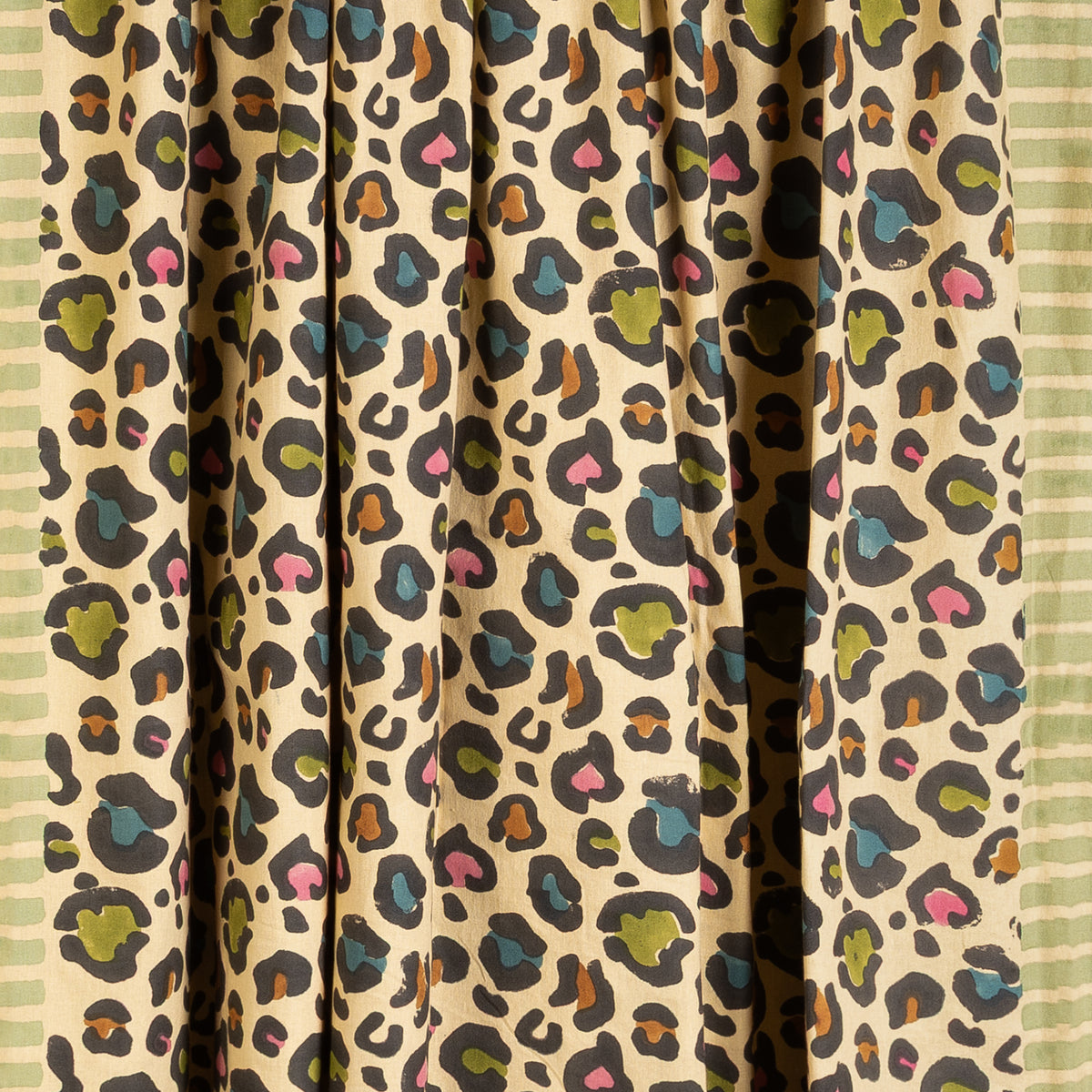TOALHA DE MESA LEOPARDO COLORE