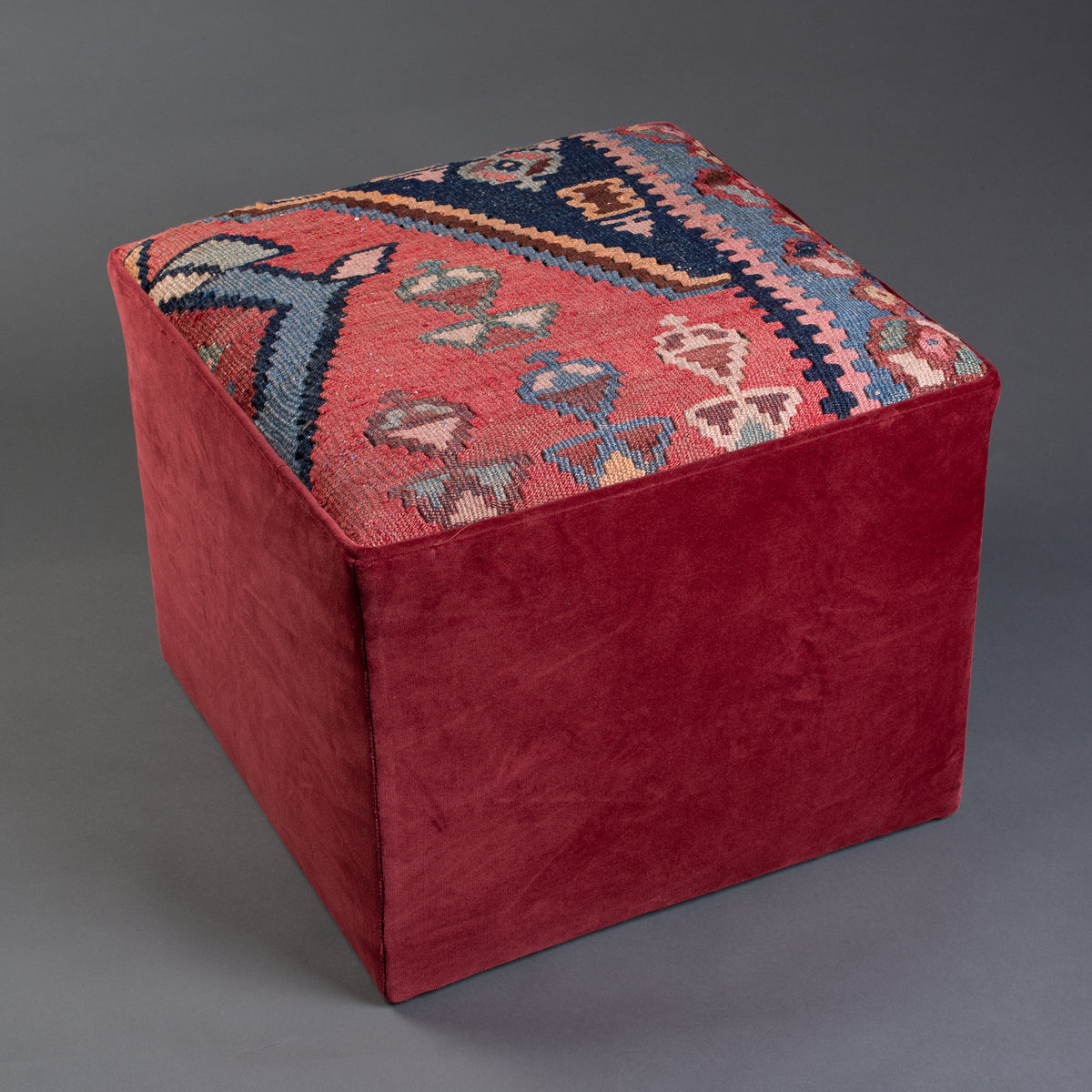 PUFF KILIM E VELUDO ROSSO