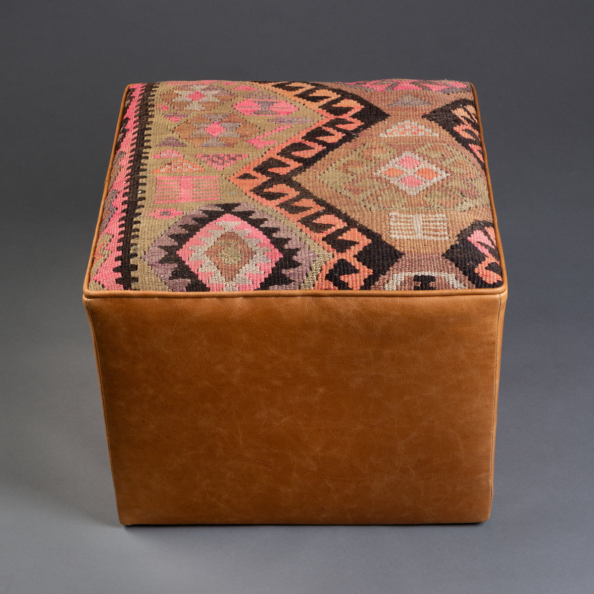 PUFF KILIM E VELUDO CARAMELO
