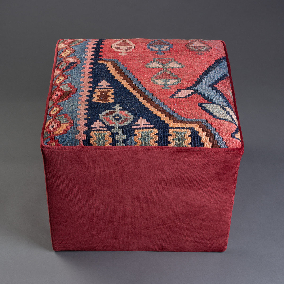 PUFF KILIM E VELUDO ROSSO