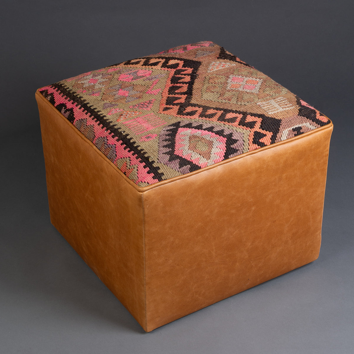 PUFF KILIM E VELUDO CARAMELO