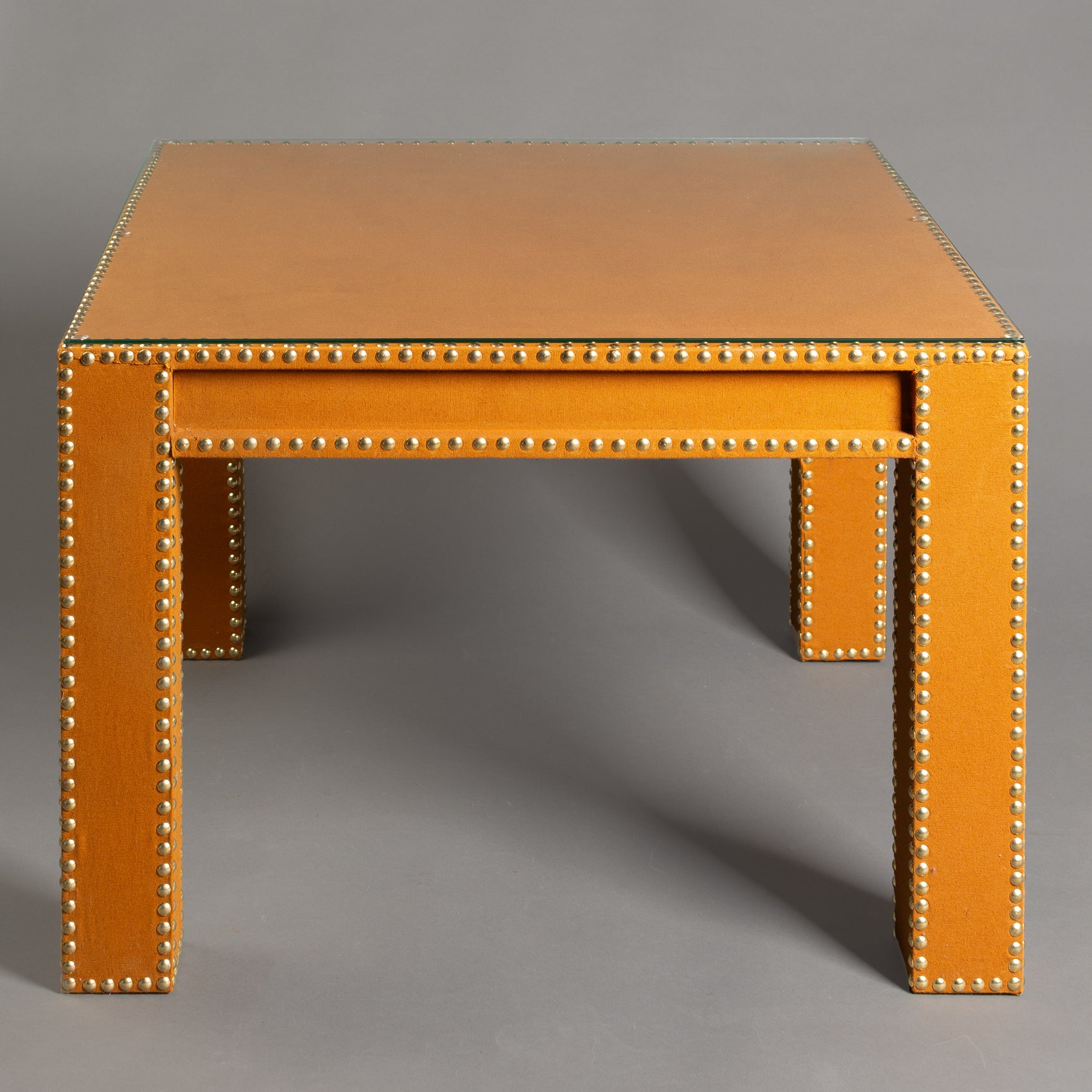 MESA QUADRADA TECIDO E TACHAS
