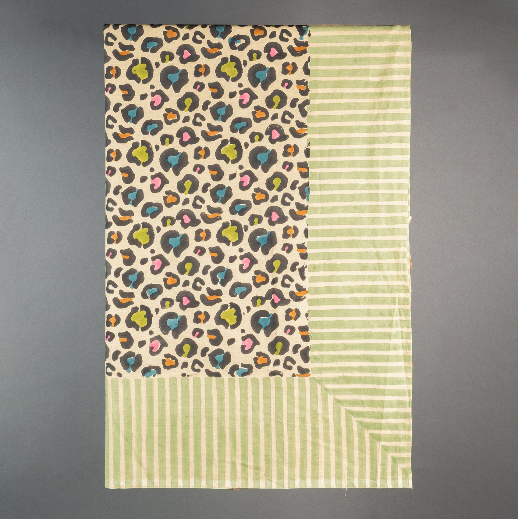 TOALHA DE MESA LEOPARDO COLORE