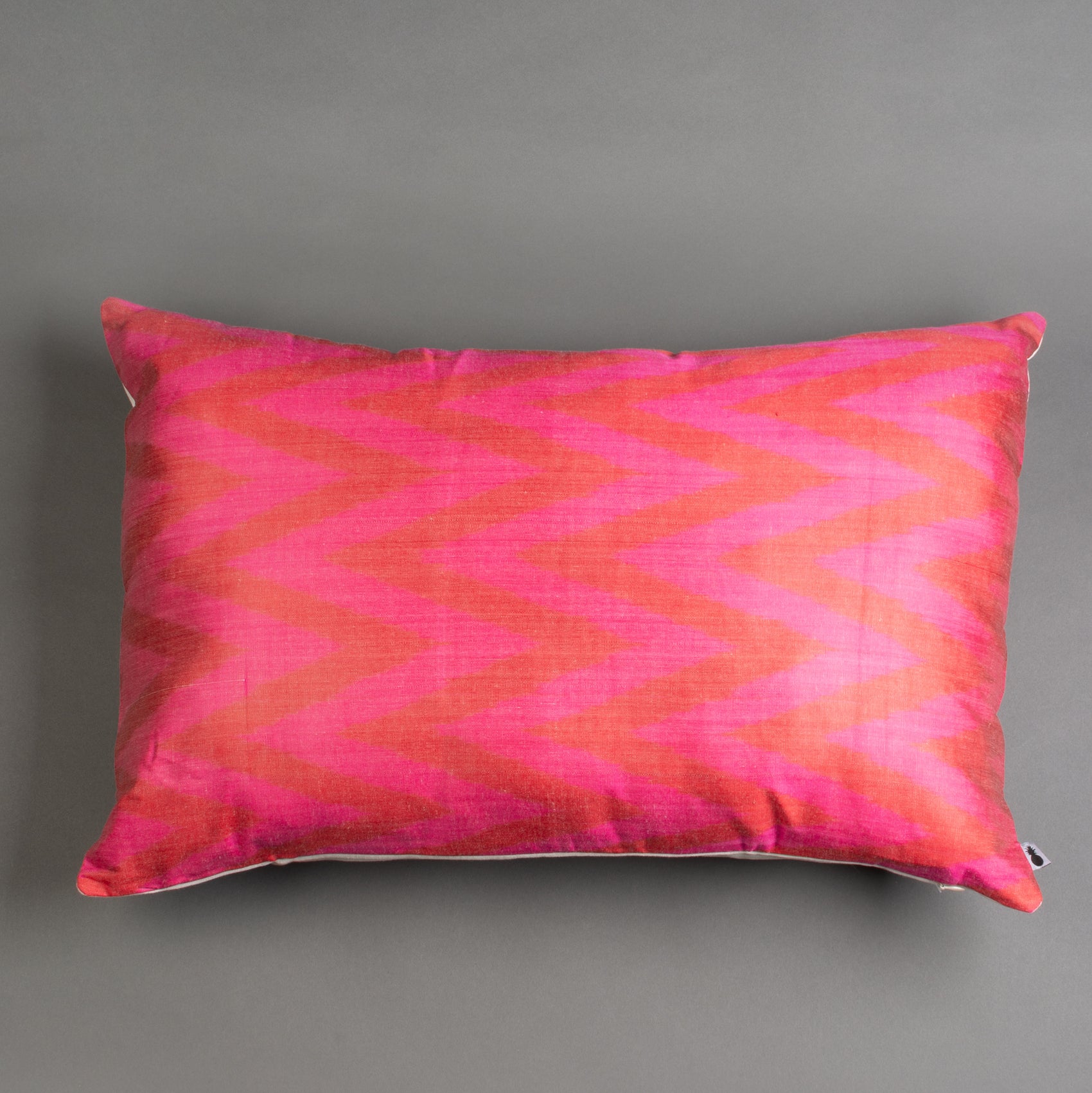 ALMOFADA IKAT DE SEDA IMPORTADA 60X40CM