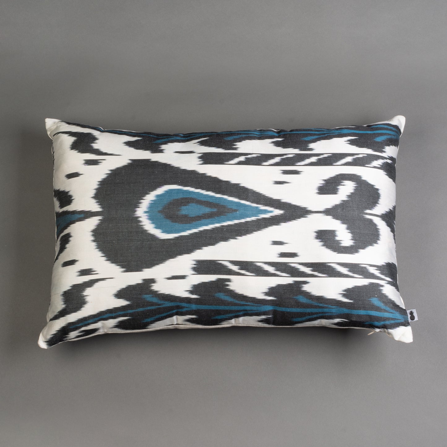 ALMOFADA IKAT DE SEDA IMPORTADA 60X40CM