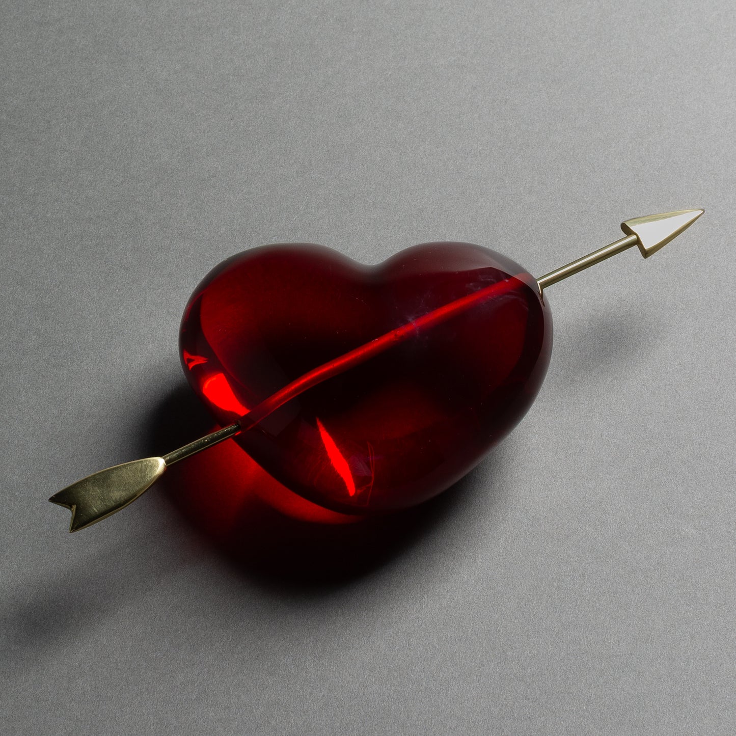 ESCULTURA CUORE ROSSO COM FLECHA