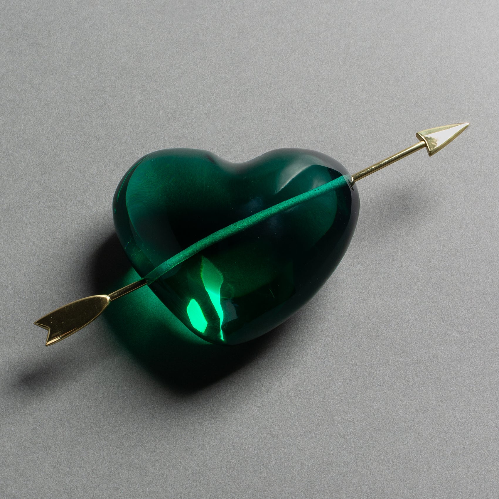 ESCULTURA CUORE VERDE COM FLECHA