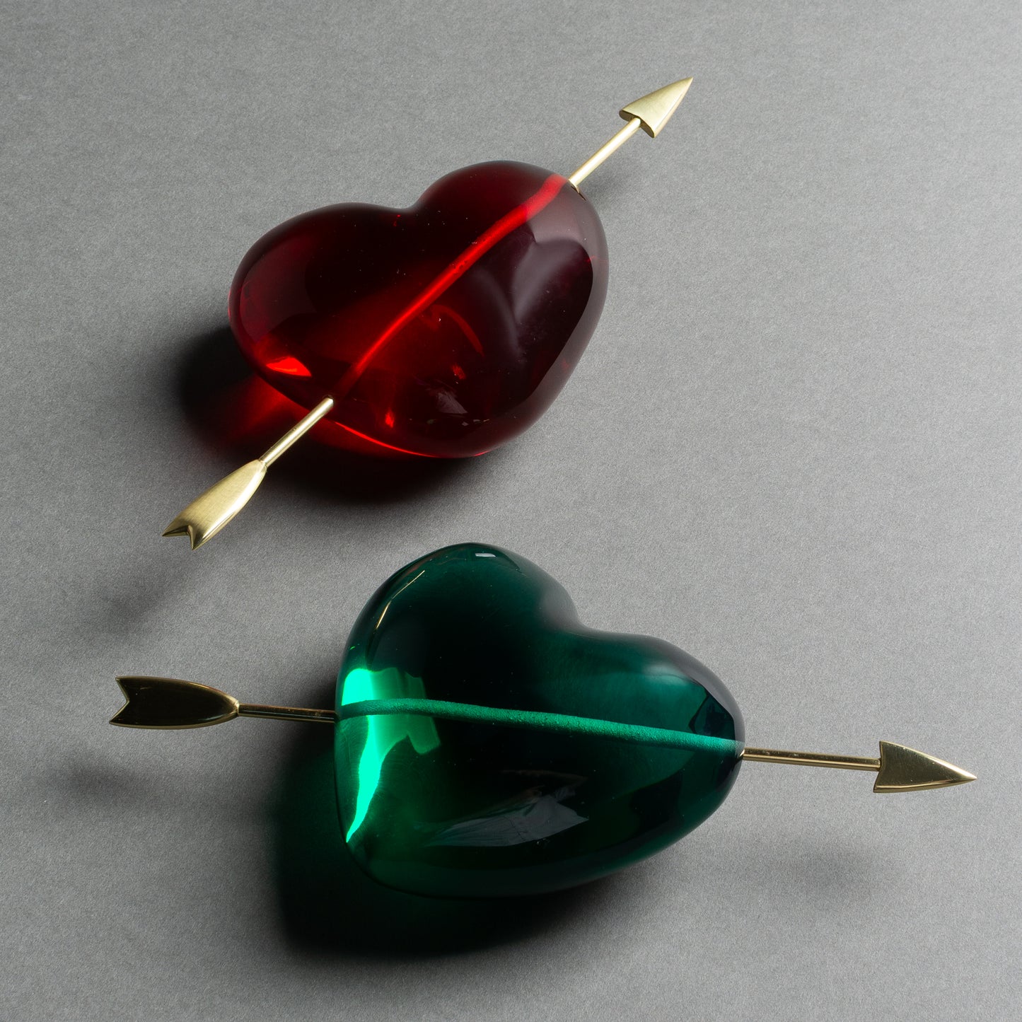 ESCULTURA CUORE VERDE COM FLECHA