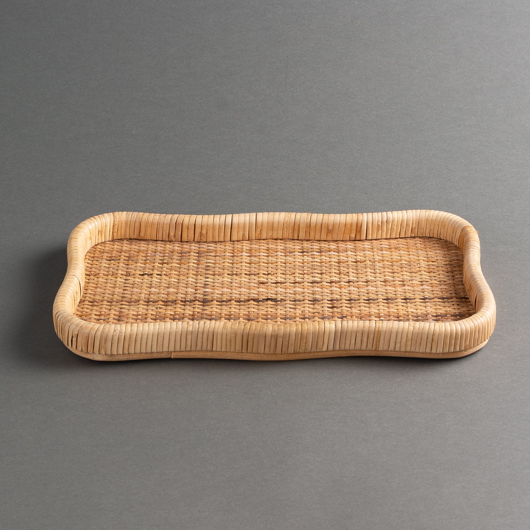 BANDEJA EM MADEIRA E FIBRA RATTAN NATURAL M