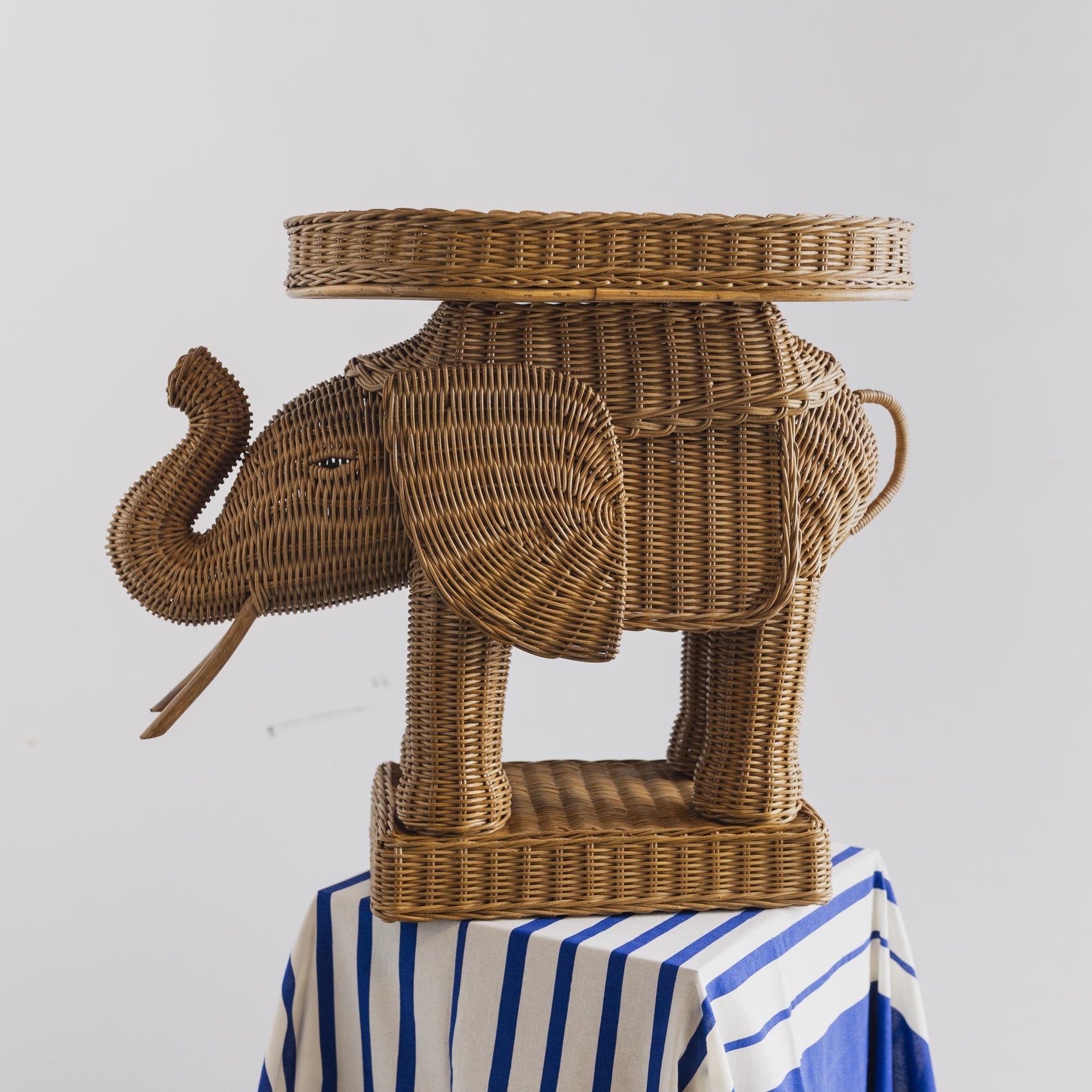 MESA RATTAN ELEFANTE